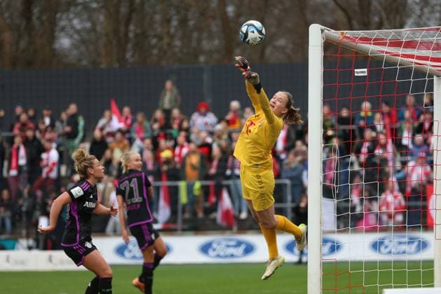 Germany, Koeln, 10 02 2024, Franz Kremer Stadion, 1 FC Koeln FC Bayern Muenchen Frauen Bundesliga, Goalkeeper Paula Hoppe 1 FC Koeln controls the ball Cologne Franz Kremer Stadion North Rhine Westphalia Germany eu-images-678