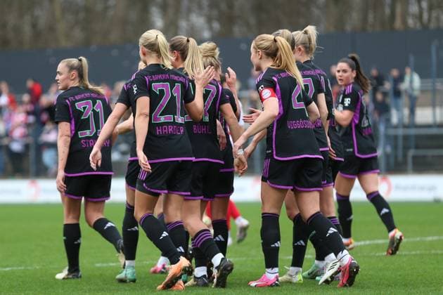 Germany, Koeln, 10 02 2024, Franz Kremer Stadion, 1 FC Koeln FC Bayern Muenchen Frauen Bundesliga, Linda Dallmann FC Bayern München celebrates after scoring her team s first goal with teammates Cologne Franz Kremer Stadion North Rhine Westphalia Germany eu-images-678
