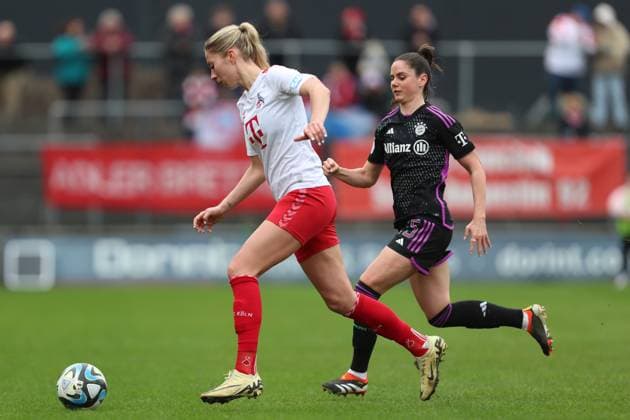Germany, Cologne, 10 02 2024, Franz Kremer Stadion, 1 FC Koeln FC Bayern Muenchen Frauen Bundesliga, Sharon Beck 1 FC Koeln and Sarah Zadrazil FC Bayern München battle for the ball Cologne Franz Kremer Stadion North Rhine Westphalia Germany eu-images-678