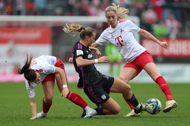 Germany, Cologne, 10 02 2024, Franz Kremer Stadion, 1 FC Koeln FC Bayern Muenchen Frauen Bundesliga, Martyna Wiankowska 1 FC Koeln , Klara Buehl FC Bayern München and Sharon Beck 1 FC Koeln battle for the ball Cologne Franz Kremer Stadion North Rhine Westphalia Germany eu-images-678