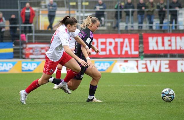 10 02 2024, xgrfx, Fußball 1 Bundesliga Damen, 1 FC Köln FC Bayern München emspor, v l Klara Bühl FC Bayern München DFL DFB REGULATIONS PROHIBIT ANY USE OF PHOTOGRAPHS as IMAGE SEQUENCES and or QUASI VIDEO Köln