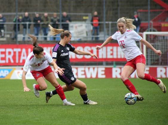 10 02 2024, xgrfx, Fußball 1 Bundesliga Damen, 1 FC Köln FC Bayern München emspor, v l Klara Bühl FC Bayern München DFL DFB REGULATIONS PROHIBIT ANY USE OF PHOTOGRAPHS as IMAGE SEQUENCES and or QUASI VIDEO Köln