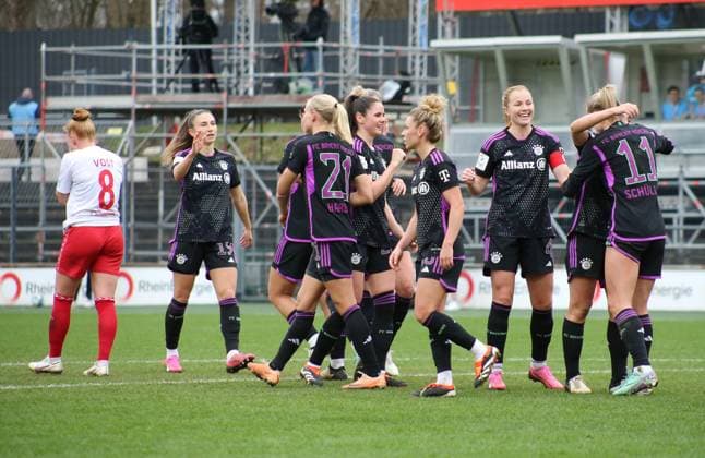 10 02 2024, xgrfx, Soccer 1 Bundesliga Women, 1 FC Köln FC Bayern München emspor, v l Tor, Lea Schüller FC Bayern München DFL DFB REGULATIONS PROHIBIT ANY USE OF PHOTOGRAPHS as IMAGE SEQUENCES and or QUASI VIDEO Köln