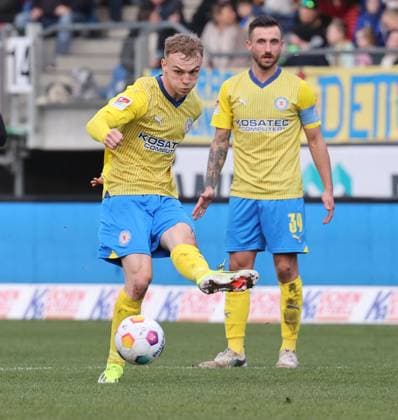 Eintracht Braunschweig vs Karlsruher SC Braunschweig, 10 02 2024, Soccer, Season 23 24, 2 Bundesliga, 21 Matchday, Eintracht Braunschweig vs Karlsruher SC, Picture shows Niklas Tauer BTSV, 8 Braunschweig