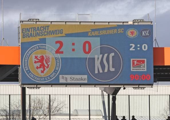 Eintracht Braunschweig vs Karlsruher SC Braunschweig, 10 02 2024, Soccer, Season 23 24, 2 Bundesliga, Matchday 21, Eintracht Braunschweig vs Karlsruher SC, Picture shows The scoreboard shows the final score 2 0 Braunschweig