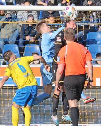 Eintracht Braunschweig vs Karlsruher SC Braunschweig, 10 02 2024, Soccer, Season 23 24, 2 Bundesliga, 21 Matchday, Eintracht Braunschweig vs Karlsruher SC, Picture shows Ron Thorben Hoffmann BTSV, 1 Braunschweig