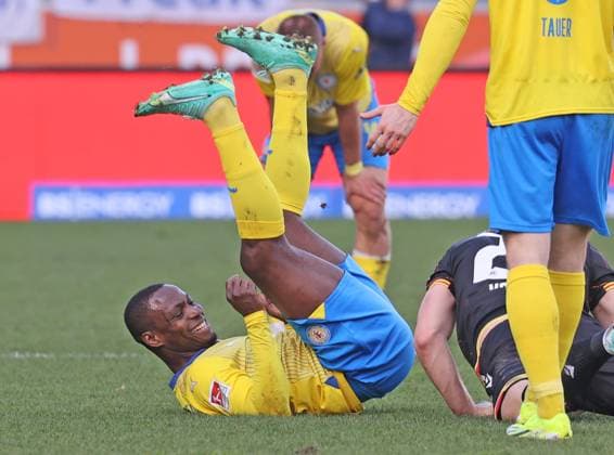 Eintracht Braunschweig vs Karlsruher SC Braunschweig, 10 02 2024, Football, Season 23 24, 2 Bundesliga, 21 Matchday, Eintracht Braunschweig vs Karlsruher SC, Picture shows Anthony Ujah BTSV, 14 Braunschweig