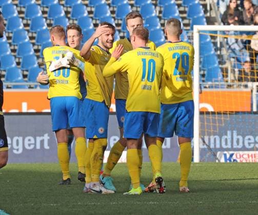 Eintracht Braunschweig vs Karlsruher SC Braunschweig, 10 02 2024, Football, Season 23 24, 2 Bundesliga, Matchday 21, Eintracht Braunschweig vs Karlsruher SC, Picture shows jubilation after the final whistle at Eintracht around Ermin Bicakcic BTSV, 6 Braunschweig