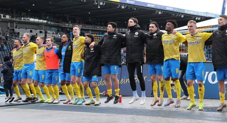 Eintracht Braunschweig vs Karlsruher SC Braunschweig, 10 02 2024, Soccer, Season 23 24, 2 Bundesliga, Matchday 21, Eintracht Braunschweig vs Karlsruher SC, Picture shows The Eintracht team thanking the fans in the Südkurve Braunschweig after the match