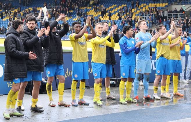 Eintracht Braunschweig vs Karlsruher SC Braunschweig, 10 02 2024, Soccer, Season 23 24, 2 Bundesliga, Matchday 21, Eintracht Braunschweig vs Karlsruher SC, Picture shows The Eintracht team thanking the fans in the Südkurve Braunschweig after the match