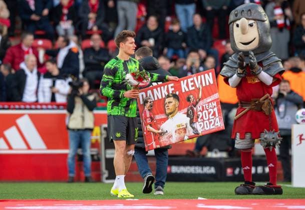 Bilder des Jahres 2024, Sport 02 Feburar Sport Themen der Woche KW06 Fussball, Herren, Saison 2023 2024, 1. Bundesliga (21. Spieltag), 1. FC Union Berlin - VfL Wolfsburg, Kevin Behrens (VfL Wolfsburg) wurde vor Anpfiff offiziell von Union verabschiedet, 10.02.2024, *** Football, Men, Season 2023 2024, 1 Bundesliga 21 Matchday , 1 FC Union Berlin VfL Wolfsburg, Kevin Behrens VfL Wolfsburg was officially bid farewell by Union before kick-off, 10 02 2024, Copyright: xSebastianxRäppold MatthiasxKochx
