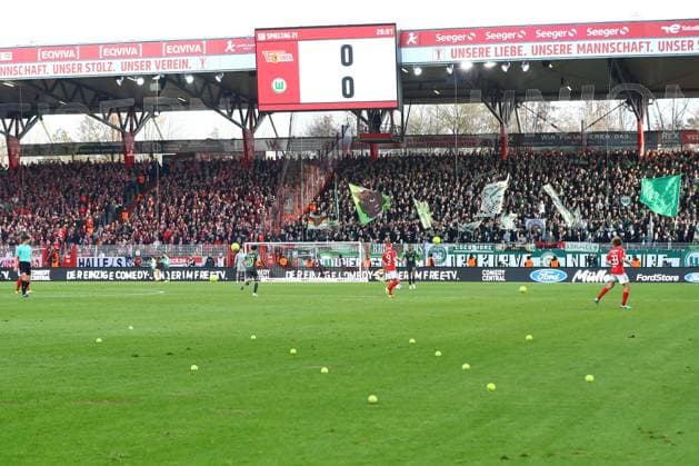 Sport Themen der Woche KW06 10.02.2024, xtgx, Fussball 1.Bundesliga, 1.FC Union Berlin - VfL Wolfsburg emspor, v.l. Symbolfoto, Symbolbild, Fans werfen Tennisbälle auf das Spielfeld (DFL DFB REGULATIONS PROHIBIT ANY USE OF PHOTOGRAPHS as IMAGE SEQUENCES and or QUASI-VIDEO) Berlin *** 10 02 2024, xtgx, Soccer 1 Bundesliga, 1 FC Union Berlin VfL Wolfsburg emspor, v l symbol photo, symbol image, fans throw tennis balls onto the pitch DFL DFB REGULATIONS PROHIBIT ANY USE OF PHOTOGRAPHS as IMAGE SEQUENCES and or QUASI VIDEO Berlin