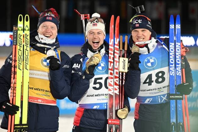 Bilder des Jahres 2024, Sport 02 Feburar Sport Themen der Woche KW06 Sport Bilder des Tages NOVE MESTO NA MORAVE, TJECKIEN 20240210 Segraren Sturla Holm Laegreid (mitten) som vann före tvaan Johannes Thingnes Bo (tv) och trean Vetle Sjastad Christiansen, alla fran Norge, med medaljerna efter herrarnas sprint 10 km under skidskytte-VM i Tjeckien. ***Bilden ingar i SPORTPAKET. För övriga BETALBILD*** NOVE MESTO NA MORAVE TJECKIEN x10080x *** NOVE MESTO NA MORAVE, CZECH REPUBLIC 20240210 Winner Sturla Holm Laegreid in the middle, ahead of runner-up Johannes Thingnes Bo (left) and runner-up Vetle Sjastad Christiansen, all from Norway, with the medals after the mens 10 km sprint at the Biathlon World Championships in the Czech Republic Picture included in SPORT PACKAGE For others PAYING PICTURE NOVE MESTO NA MORAVE CZECH REPUBLIC x10080x  Copyright: xFredrikxSandberg TTx SKIDSKYTTE-VM 2024 SPRINT HERRAR
