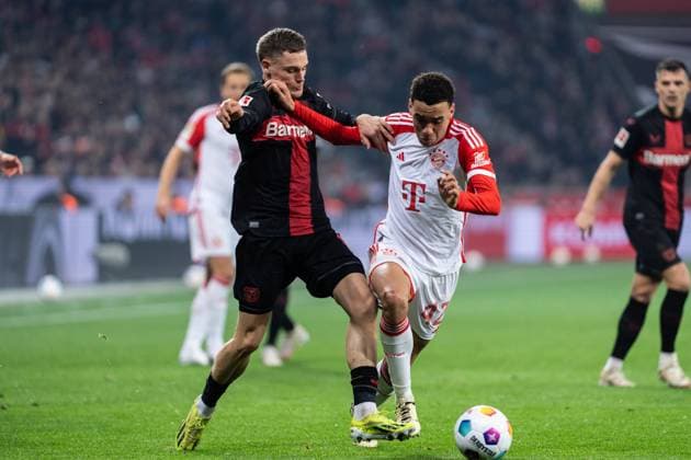 GER, 1 FBL Bayer 04 Leverkusen vs FC Bayern München Muenchen 10 02 2024, BayArena, Leverkusen, GER, 1 FBL Bayer 04 Leverkusen vs FC Bayern München Muenchen In the picture duel between Jamal Musiala FC Bayern München Muenchen, 42 and Florian Wirtz Bayer 04 Leverkusen, 10 nordphotoxGmbHxx xChristianxSchulze nph000300