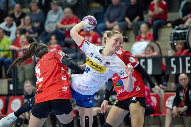 Bilder des Jahres 2024, Sport 02 Feburar Sport Themen der Woche KW06 Edita Nukovic (Halle, 5), Nieke Kuehne (Blomberg, 9), Janne-Lotta Woch (Halle, 6), SV Union Halle-Neustadt Wildcats vs. HSG Blomberg-Lippe, Handball, Frauen, 1. Bundesliga, 2023 24, 15. Spieltag, 10.02.2024, Halle SWH Arena Sachsen-Anhalt Deutschland *** Edita Nukovic Halle, 5 , Nieke Kuehne Blomberg, 9 , Janne Lotta Woch Halle, 6 , SV Union Halle Neustadt Wildcats vs HSG Blomberg Lippe, Handball, Women, 1 Bundesliga, 2023 24, 15 Matchday, 10 02 2024, Halle SWH Arena Sachsen Anhalt Germany