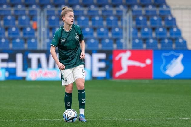Michelle Ulbrich Werder, 5 , on the ball, cropped, full body, single image, single photo, action, action, 10 02 2024, Sinsheim Hoffenheim Germany , Soccer, Google Pixel Women Bundesliga, TSG 1899 Hoffenheim SV Werder Bremen, DFB DFL REGULATIONS PROHIBIT ANY USE OF PHOTOGRAPHS AS IMAGE SEQUENCES AND OR QUASI VIDEO xozx