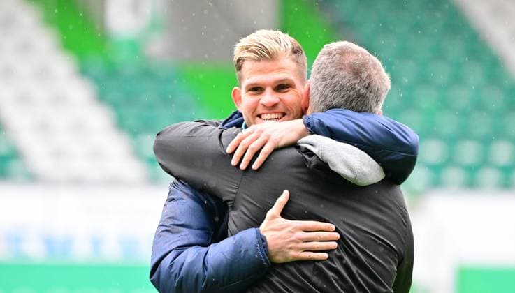 21 02 2024 Soccer Season 2023 2024 2 Soccer Bundesliga 21 Matchday SpVgg Greuther Fürth Kleeblatt Hertha BSC Berlin Sportfoto Zink MeZi xmexzix DFL regulations prohibit any use of photographs as image sequences and or quasi video only for editorial use Florian Niederlechner 7, Hertha BSC Berlin welcomes Alexander Zorniger coach SpVgg Greuther Fürth before the start of the match