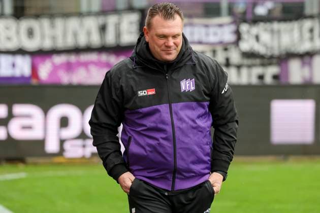 Coach Uwe Koschinat VfL Osnabrueck laughs, 2 Bundesliga, VfL Osnabrueck vs Hansa Rostock, Bremer Bruecke, 11 02 2024, Osnabrueck, Germany
