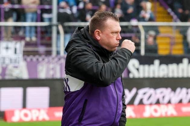 Coach Uwe Koschinat VfL Osnabrueck watches, 2 Bundesliga, VfL Osnabrueck vs Hansa Rostock, Bremer Bruecke, 11 02 2024, Osnabrueck, Germany