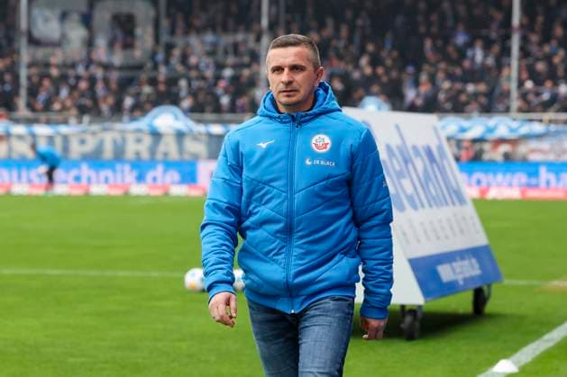 Coach Mersad Selimbegovic Hansa Rostock looks on, 2 Bundesliga, VfL Osnabrueck vs Hansa Rostock, Bremer Bruecke, 11 02 2024, Osnabrueck, Germany