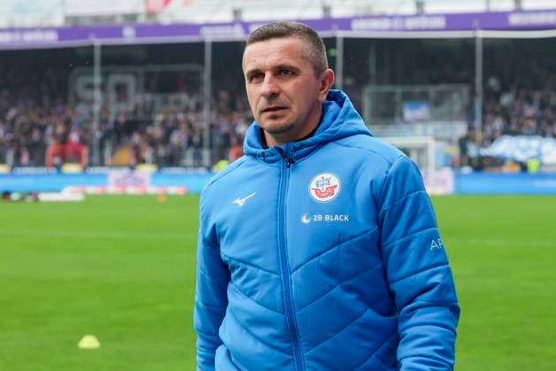 Coach Mersad Selimbegovic Hansa Rostock looks on, 2 Bundesliga, VfL Osnabrueck vs Hansa Rostock, Bremer Bruecke, 11 02 2024, Osnabrueck, Germany
