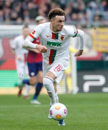 10 02 2024, Soccer 1 Bundesliga, 21 Matchday FC Augsburg RB Leipzig, 2023 2024, in the WWK Arena Augsburg v li Ruben Vargas FC Augsburg For journalistic purposes only Only for editorial use DFL regulations prohibit any use of photographs as image sequences and or quasi video