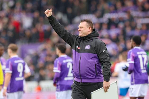 Coach Uwe Koschinat VfL Osnabrueck cheers, 2 Bundesliga, VfL Osnabrueck vs Hansa Rostock, Bremer Bruecke, 11 02 2024, Osnabrueck, Germany