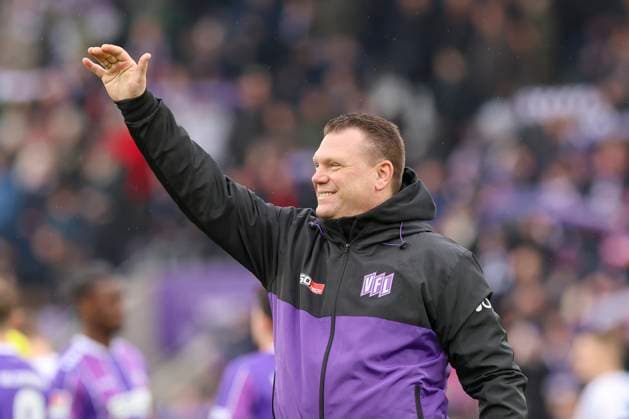 Coach Uwe Koschinat VfL Osnabrueck cheers, 2 Bundesliga, VfL Osnabrueck vs Hansa Rostock, Bremer Bruecke, 11 02 2024, Osnabrueck, Germany