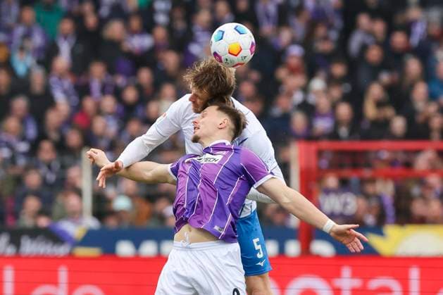 Erik Engelhardt VfL Osnabrueck and Oliver Huesing Hansa Rostock fight for the ball, 2 Bundesliga, VfL Osnabrueck vs Hansa Rostock, Bremer Bruecke, 11 02 2024, Osnabrueck, Germany