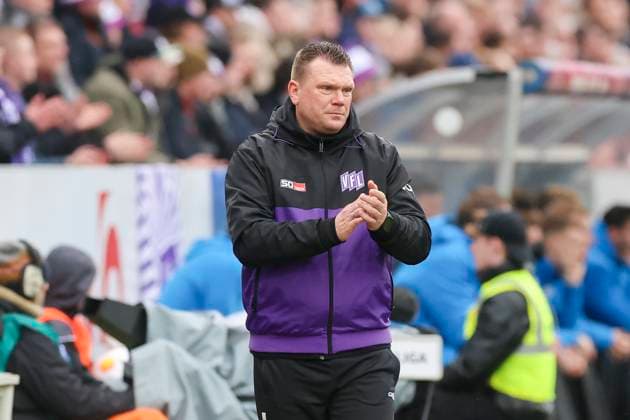 Coach Uwe Koschinat VfL Osnabrueck claps his hands, 2 Bundesliga, VfL Osnabrueck vs Hansa Rostock, Bremer Bruecke, 11 02 2024, Osnabrueck, Germany