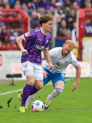 Florian Kleinhansl VfL Osnabrueck and Christian Kinsombi Hansa Rostock fight for the ball, 2 Bundesliga, VfL Osnabrueck vs Hansa Rostock, Bremer Bruecke, 11 02 2024, Osnabrueck, Germany