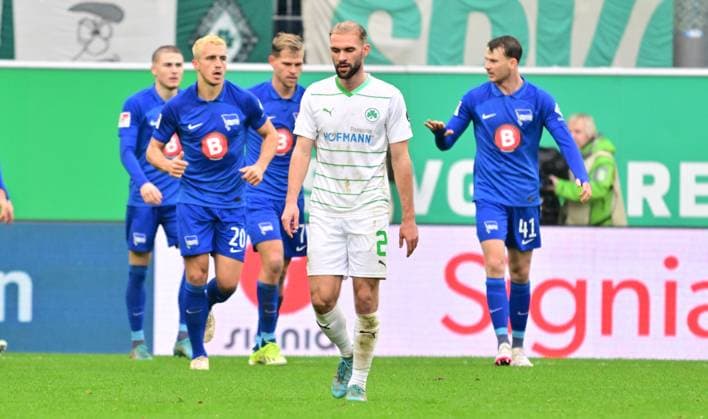 21 02 2024 Soccer season 2023 2024 2 Soccer Bundesliga 21 Matchday SpVgg Greuther Fürth Kleeblatt Hertha BSC Berlin Sportfoto Zink xmexzix DFL regulations prohibit any use of photographs as image sequences and or quasi video only for editorial use Simon Asta 2, SpVgg Greuther Fürth disappointed disappointment behind goal celebration jubilation joy after goal goal shot to 0 1 by Marc Oliver Kempf 20, Hertha BSC Berlin