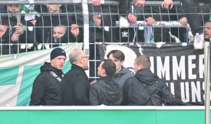 21 02 2024 Soccer Season 2023 2024 2 Soccer Bundesliga 21 Matchday SpVgg Greuther Fürth Kleeblatt Hertha BSC Berlin Sportfoto Zink xmexzix DFL regulations prohibit any use of photographs as image sequences and or quasi video only for editorial use Kleeblattfans in front of fence in the interior Holger Schwiewagner Managing Director Vice President SpVgg Greuther Fürth on site
