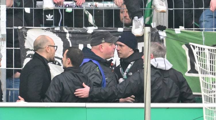 21 02 2024 Soccer Season 2023 2024 2 Soccer Bundesliga 21 Matchday SpVgg Greuther Fürth Kleeblatt Hertha BSC Berlin Sportfoto Zink xmexzix DFL regulations prohibit any use of photographs as image sequences and or quasi video only for editorial use Kleeblattfans in front of fence in the interior Holger Schwiewagner Managing Director Vice President SpVgg Greuther Fürth on site