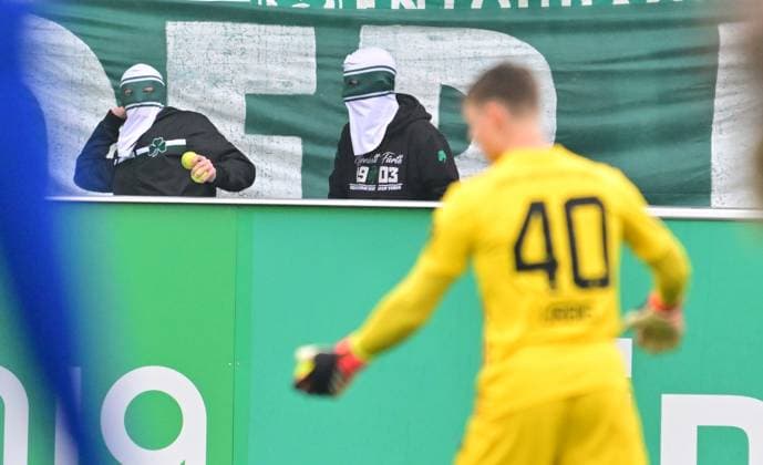 21 02 2024 Soccer Season 2023 2024 2 Soccer Bundesliga 21 Matchday SpVgg Greuther Fürth Kleeblatt Hertha BSC Berlin Sportfoto Zink xmexzix DFL regulations prohibit any use of photographs as image sequences and or quasi video only for editorial use Kleeblattfans vermummt werfen Tennisbälle auf Spielfeld Protest against investors