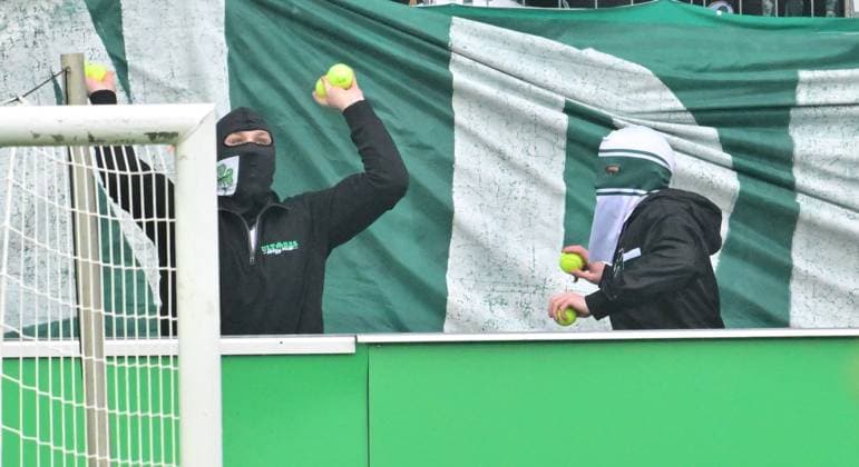 21 02 2024 Soccer Season 2023 2024 2 Soccer Bundesliga 21 Matchday SpVgg Greuther Fürth Kleeblatt Hertha BSC Berlin Sportfoto Zink xmexzix DFL regulations prohibit any use of photographs as image sequences and or quasi video only for editorial use Kleeblattfans vermummt werfen Tennisbälle auf Spielfeld Protest against investors
