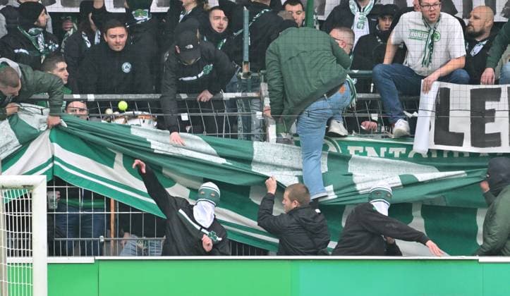 21 02 2024 Soccer Season 2023 2024 2 Soccer Bundesliga 21 Matchday SpVgg Greuther Fürth Kleeblatt Hertha BSC Berlin Sportfoto Zink xmexzix DFL regulations prohibit any use of photographs as image sequences and or quasi video only for editorial use Kleeblattfans vermummt werfen Tennisbälle auf Spielfeld Protest against investors