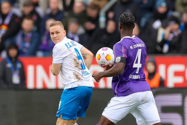 Kai Proeger Hansa Rostock and Maxwell Gyamfi VfL Osnabrueck fight for the ball, 2 Bundesliga, VfL Osnabrueck vs Hansa Rostock, Bremer Bruecke, 11 02 2024, Osnabrueck, Germany