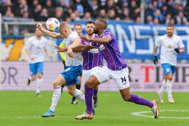 Kai Proeger Hansa Rostock and Oumar Diakhite VfL Osnabrueck fight for the ball, 2 Bundesliga, VfL Osnabrueck vs Hansa Rostock, Bremer Bruecke, 11 02 2024, Osnabrueck, Germany
