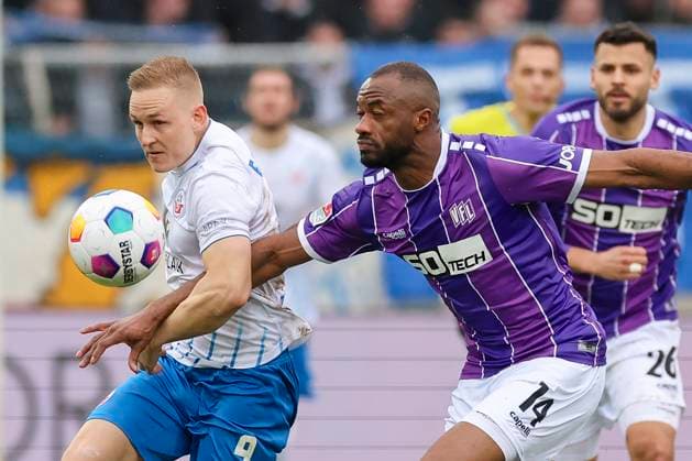 Kai Proeger Hansa Rostock and Oumar Diakhite VfL Osnabrueck fight for the ball, 2 Bundesliga, VfL Osnabrueck vs Hansa Rostock, Bremer Bruecke, 11 02 2024, Osnabrueck, Germany