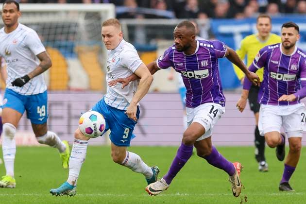 Kai Proeger Hansa Rostock and Oumar Diakhite VfL Osnabrueck fight for the ball, 2 Bundesliga, VfL Osnabrueck vs Hansa Rostock, Bremer Bruecke, 11 02 2024, Osnabrueck, Germany