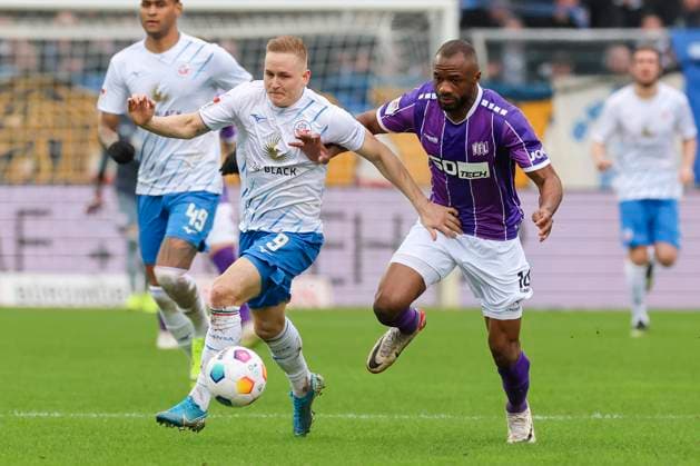 Kai Proeger Hansa Rostock and Oumar Diakhite VfL Osnabrueck fight for the ball, 2 Bundesliga, VfL Osnabrueck vs Hansa Rostock, Bremer Bruecke, 11 02 2024, Osnabrueck, Germany