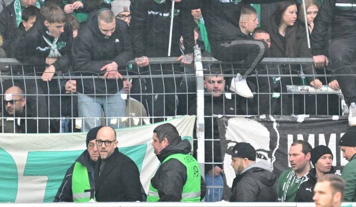 21 02 2024 Soccer Season 2023 2024 2 Soccer Bundesliga 21 Matchday SpVgg Greuther Fürth Kleeblatt Hertha BSC Berlin Sportfoto Zink xmexzix DFL regulations prohibit any use of photographs as image sequences and or quasi video only for editorial use Holger Schwiewagner Geschäftsführer Vizepräsident SpVgg Greuther Fürth bei Kleeblattfans bei Protest Kleeblattfans vermummt werfen Tennisbälle auf Spielfeld Protest against investors