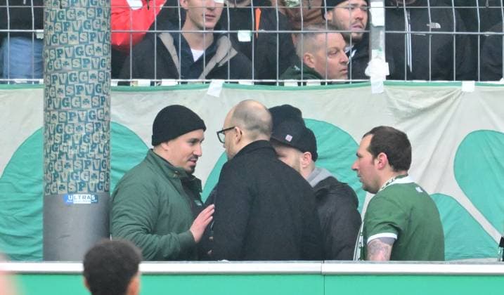 21 02 2024 Soccer Season 2023 2024 2 Soccer Bundesliga 21 Matchday SpVgg Greuther Fürth Kleeblatt Hertha BSC Berlin Sportfoto Zink xmexzix DFL regulations prohibit any use of photographs as image sequences and or quasi video only for editorial use Holger Schwiewagner Managing Director Vice President SpVgg Greuther Fürth Discussion Dispute with Kleeblatt fans at protests Kleeblatt fans hooded throw tennis balls onto pitch Protest against investors