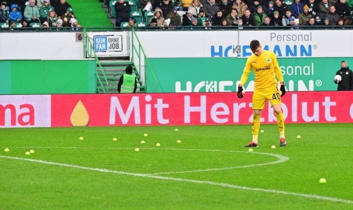 21 02 2024 Soccer Season 2023 2024 2 Soccer Bundesliga 21 Matchday SpVgg Greuther Fürth Kleeblatt Hertha BSC Berlin Sportfoto Zink MeZi xmexzix DFL regulations prohibit any use of photographs as image sequences and or quasi video only for editorial use Jonas Urbig 40, SpVgg Greuther Fürth Protest against DFL investors tennis balls