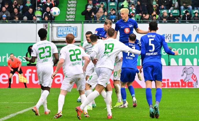 21 02 2024 Soccer Season 2023 2024 2 Soccer Bundesliga 21 Matchday SpVgg Greuther Fürth Kleeblatt Hertha BSC Berlin Sportfoto Zink MeZi xmexzix DFL regulations prohibit any use of photographs as image sequences and or quasi video only for editorial use Marc Oliver Kempf 20, Hertha BSC Berlin erzielt Treffer Tor Torschuß zum 0 1