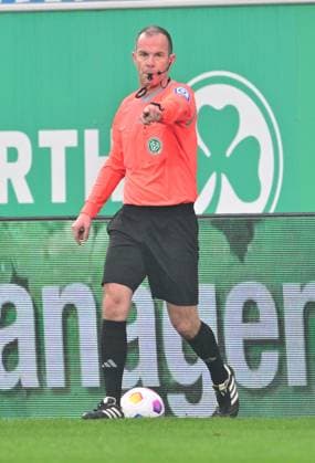 21 02 2024 Soccer Season 2023 2024 2 Soccer Bundesliga 21 Matchday SpVgg Greuther Fürth Kleeblatt Hertha BSC Berlin Sportfoto Zink xmexzix DFL regulations prohibit any use of photographs as image sequences and or quasi video only for editorial use Marco Fritz Referee