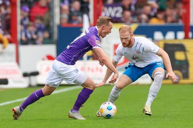 Thomas Goiginger VfL Osnabrueck and Christian Kinsombi Hansa Rostock fight for the ball, 2 Bundesliga, VfL Osnabrueck vs Hansa Rostock, Bremer Bruecke, 11 02 2024, Osnabrueck, Germany