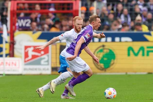Thomas Goiginger VfL Osnabrueck and Christian Kinsombi Hansa Rostock fight for the ball, 2 Bundesliga, VfL Osnabrueck vs Hansa Rostock, Bremer Bruecke, 11 02 2024, Osnabrueck, Germany