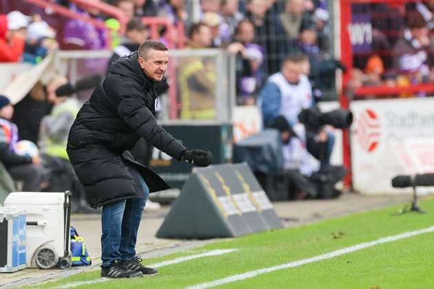 Coach Mersad Selimbegovic Hansa Rostock gestures, 2 Bundesliga, VfL Osnabrueck vs Hansa Rostock, Bremer Bruecke, 11 02 2024, Osnabrueck, Germany